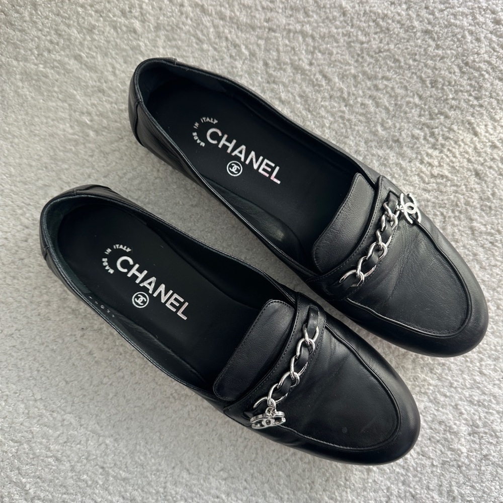 SOLD Chanel 2019 Moccasin Lambskin Flats/Loafers w/ Silver CC logo/ chain detail - Picture 2 of 13
